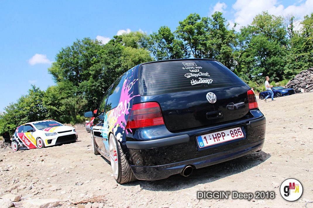 Volkwagen-Youngtimer-Kombis mit individueller Lackierung auf Kiesplatz bei der DIGGIN' Deep 2018 Veranstaltung in der Eifel