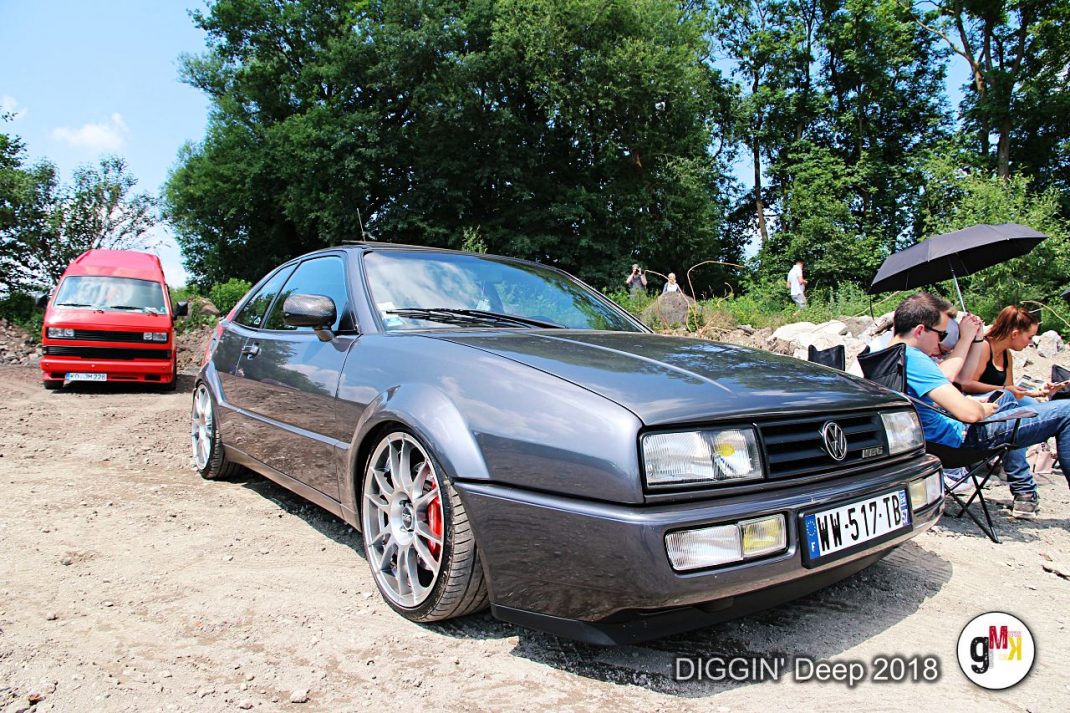 VW Corrado Youngtimer auf Treffen mit Besuchern und weiteren Fahrzeugen beim DIGGIN' Deep Event in der Eifel