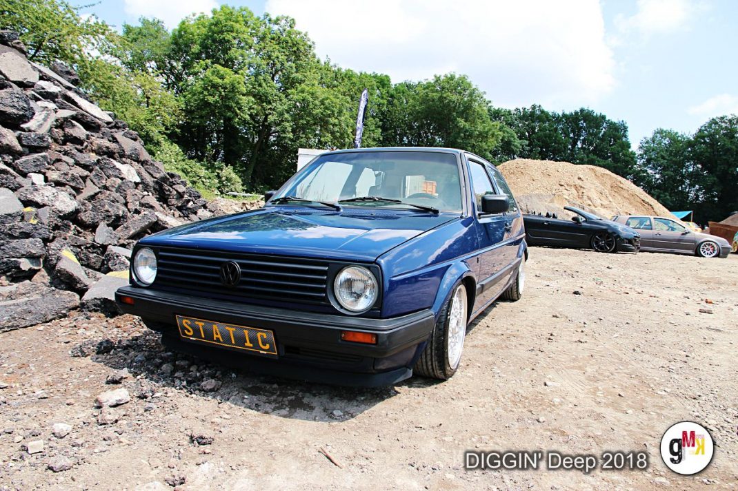 Blauer VW Golf Oldtimer auf Kiesfläche zwischen Gesteinshaufen, Teilnehmer der DIGGIN' Deep 2018 in der Eifel