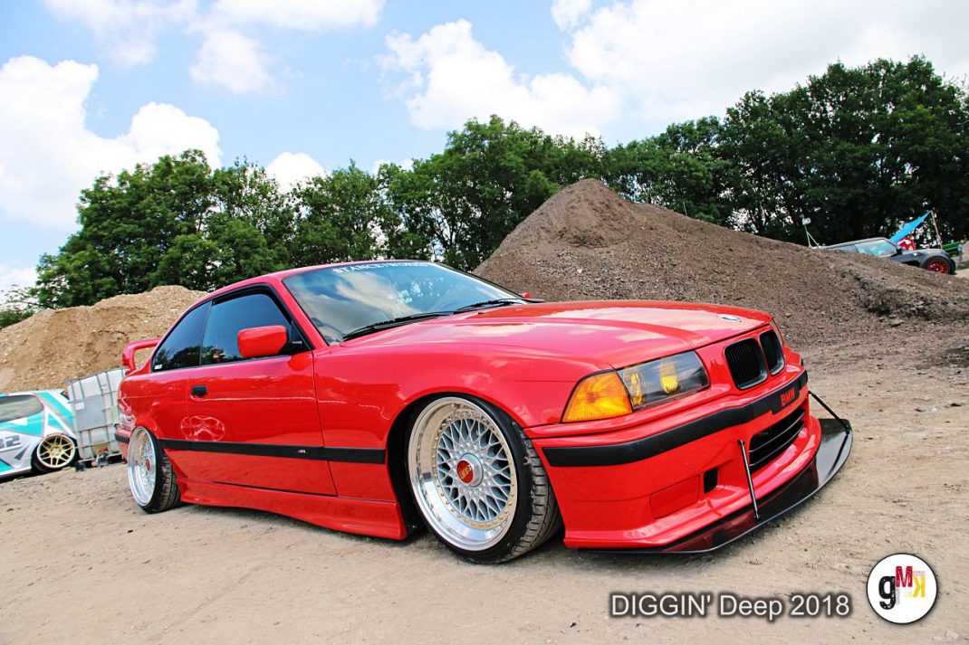 Roter Youngtimer-Sportwagen mit tiefer Bodenfreiheit auf Veranstaltungsgelände bei der DIGGIN' Deep 2018 in der Eifel