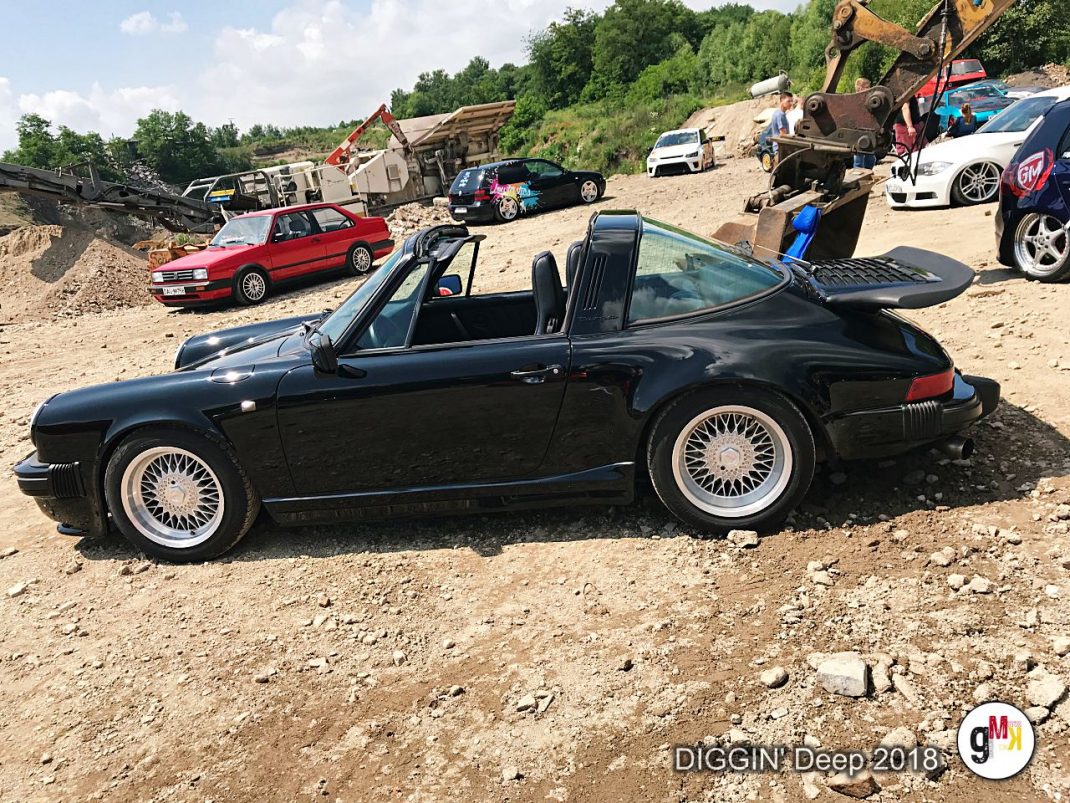Schwarzer Porsche 911 Targa Oldtimer mit offenen Türen auf Gelände der DIGGIN' Deep 2018 Event in der Eifel