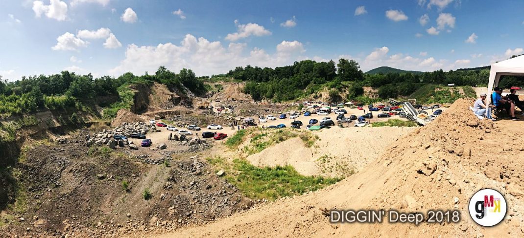 Oldtimer und Youngtimer auf einem Kiesgelände in einer Kiesgrube während der Veranstaltung DIGGIN' Deep 2018 in der Eifel