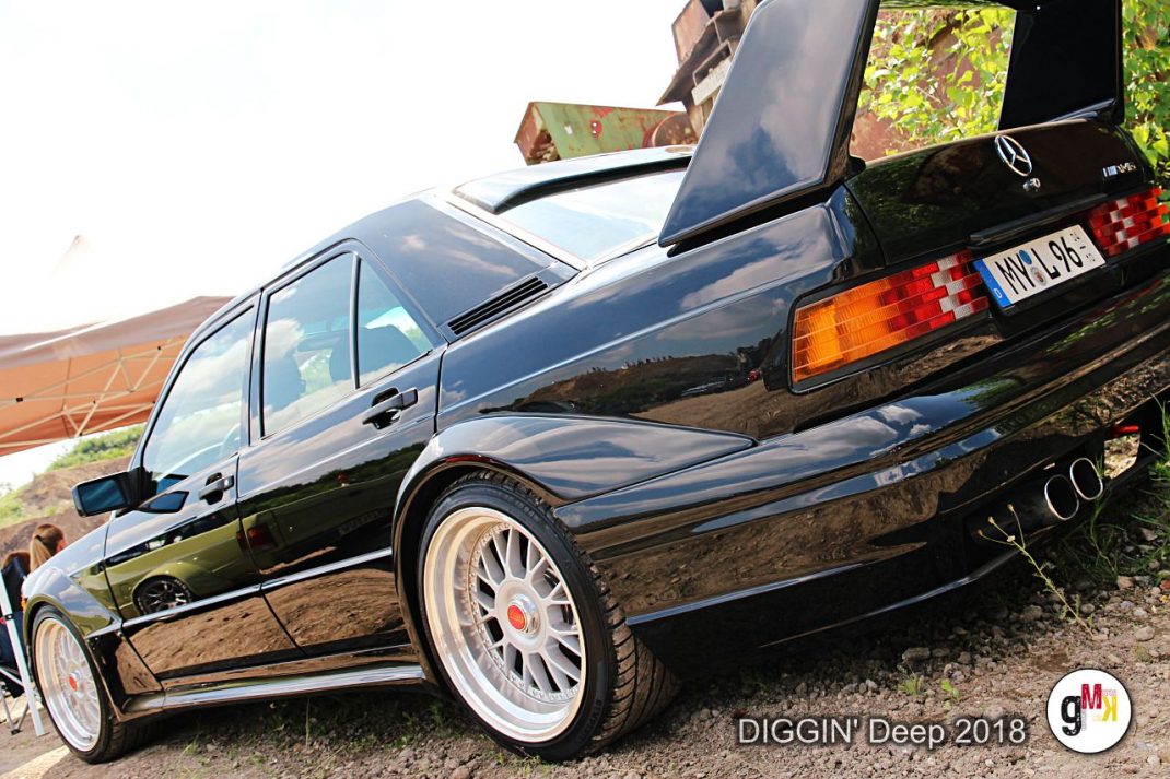Schwarze Youngtimer-Limousine mit geöffneter Heckklappe auf Youngtimer-Treffen DIGGIN' Deep in der Eifel