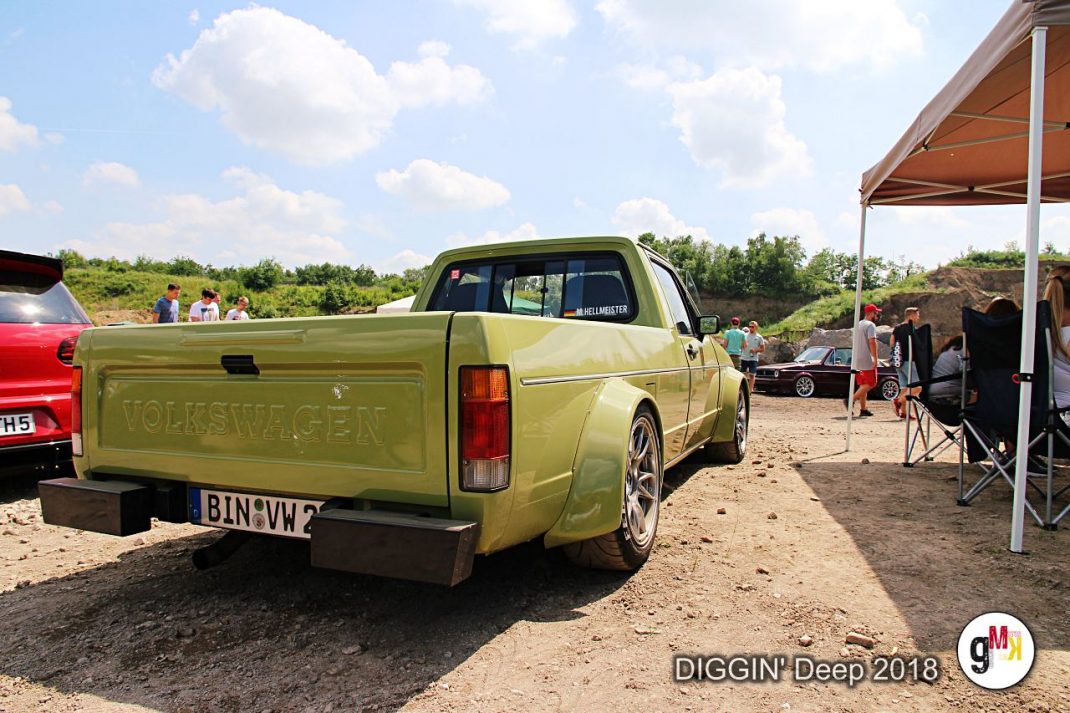 Gelber VW-Pickup auf dem Gelände der Youngtimer-Tour DIGGIN' Deep 2018 in der Eifel, daneben Besucherzelt und weitere Classic Cars