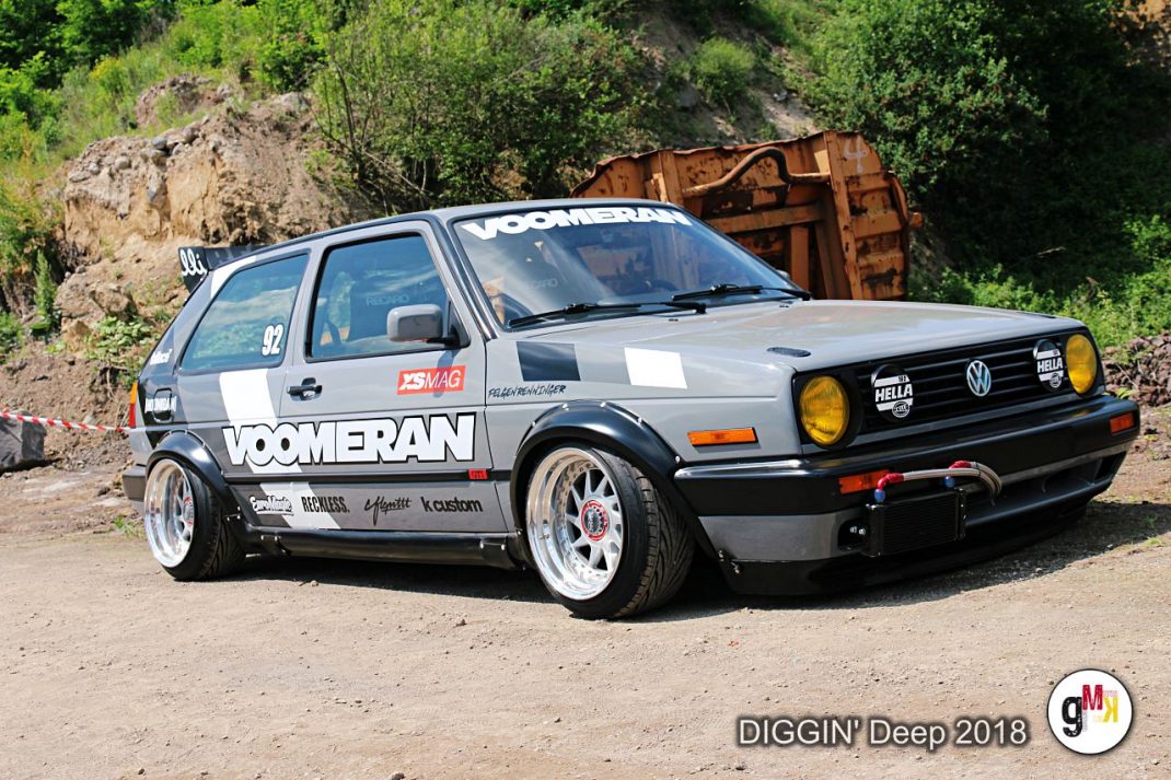 Volkswagen Golf GTI Rallyefahrzeug mit "Voomeran"-Beschriftung auf Kiesplatz in der Eifel bei DIGGIN' Deep 2018