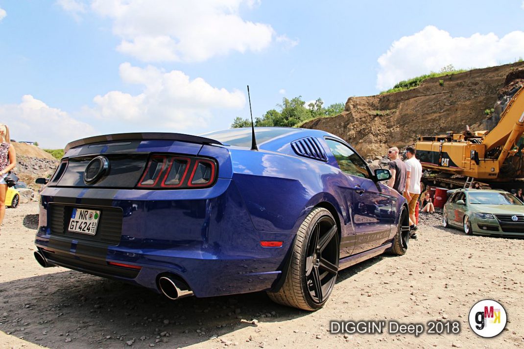 Blauer Muscle-Car auf einem Gelände während der DIGGIN' Deep 2018 Auto-Veranstaltung in der Eifel