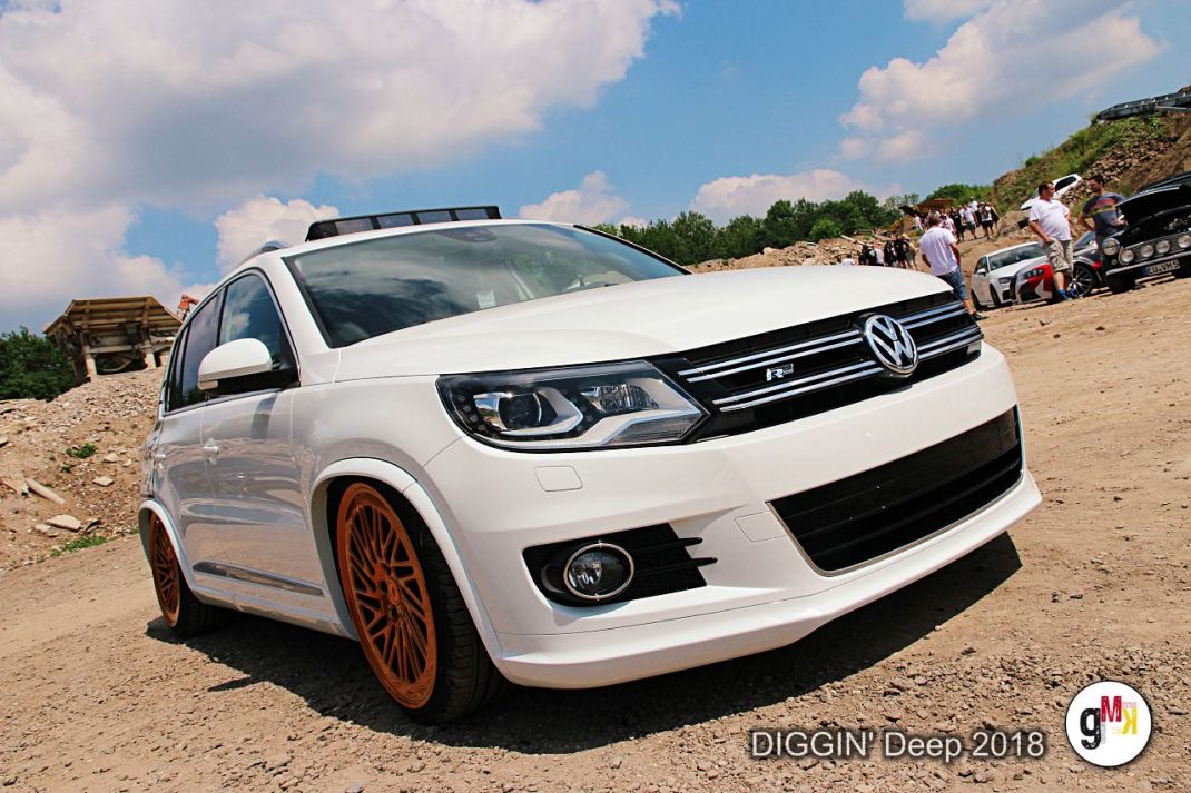 Weißer VW Touran mit orangenen Felgen auf Gelände beim DIGGIN' Deep 2018 Event in der Eifel