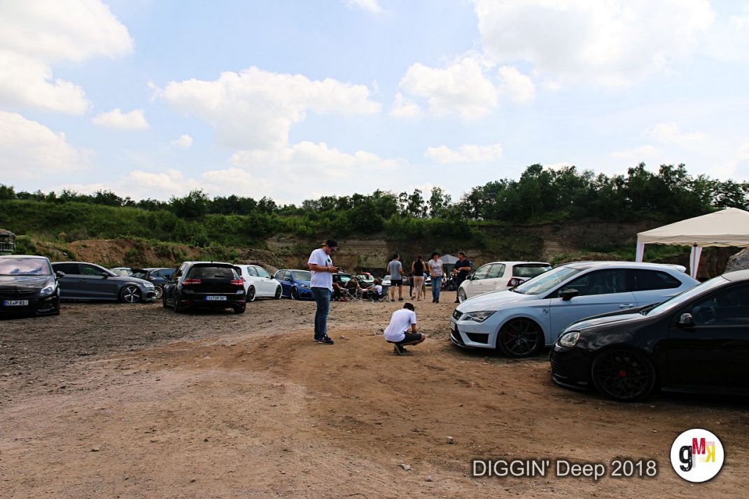 Teilnehmer beim Treffen verschiedener Sportwagen und Youngtimer auf einem Schotterplatz, DIGGIN' Deep 2018 Eifel
