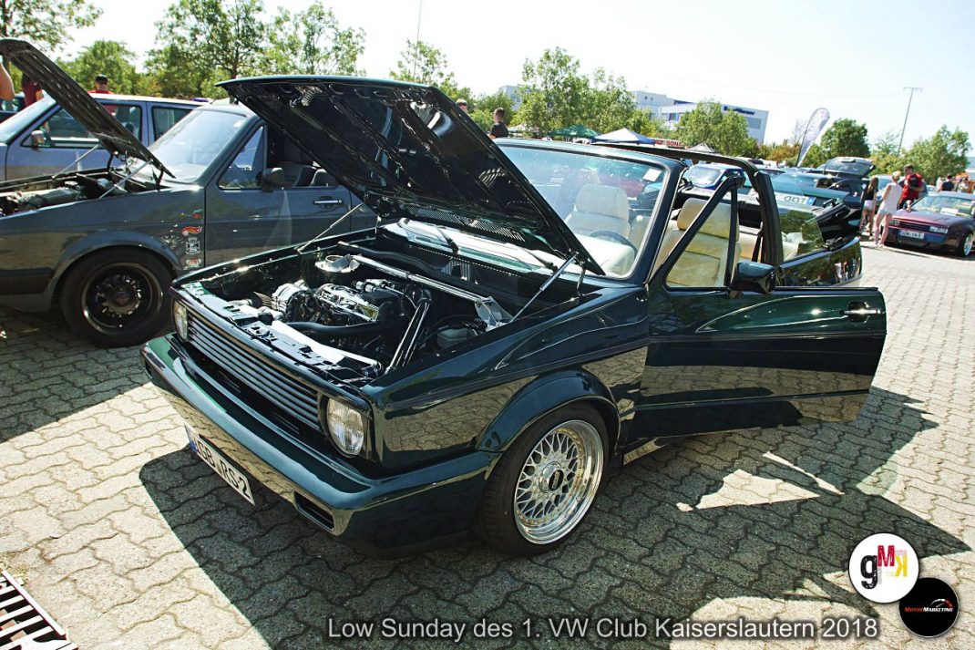Dunkelgrüner VW Golf mit geöffneter Motorhaube und Türen auf Parkplatz beim Low Sunday des VW Club Kaiserslautern 2018
