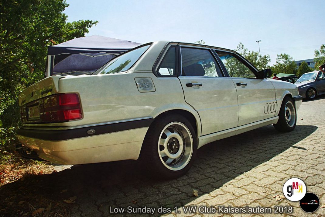 Creme-farbener Audi-Oldtimer mit offener Fahrertür auf Parkplatz beim Low Sunday des VW Club Kaiserslautern 2018