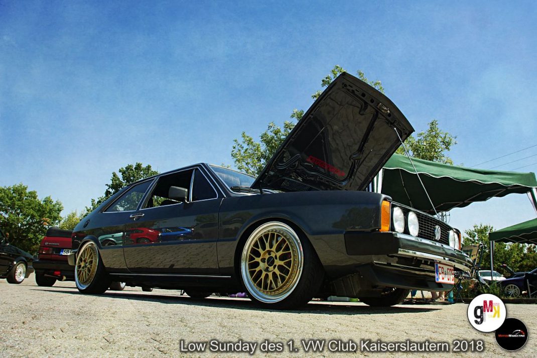 Schwarzer VW Youngtimer mit offener Motorhaube auf Goldfelgen beim Low Sunday des 1. VW Club Kaiserslautern 2018