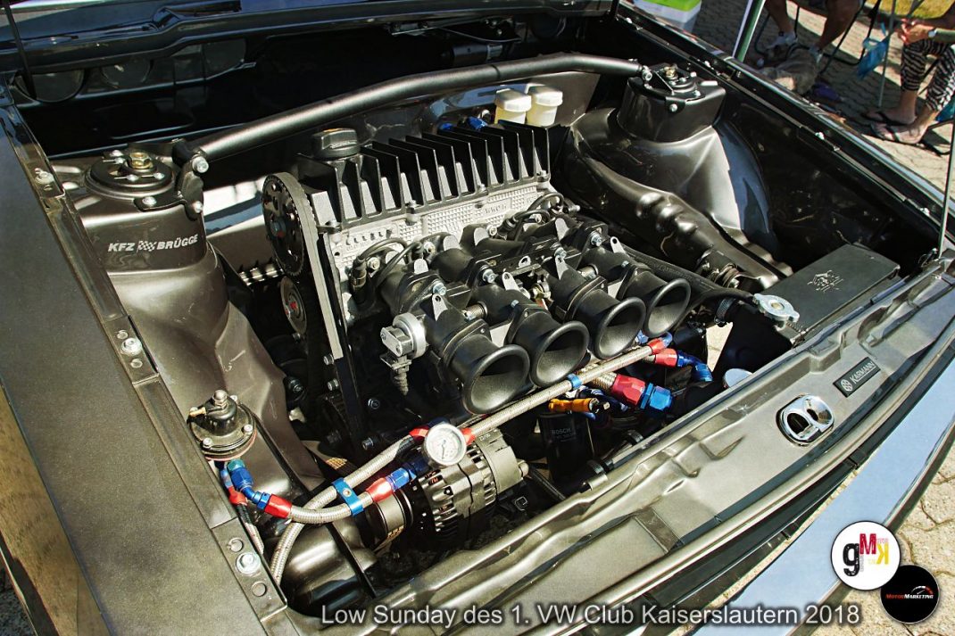 Präparierter Motor mit Doppelvergasern und rot-blauer Kraftstoffleitung eines Oldtimers beim Low Sunday des VW Club Kaiserslautern