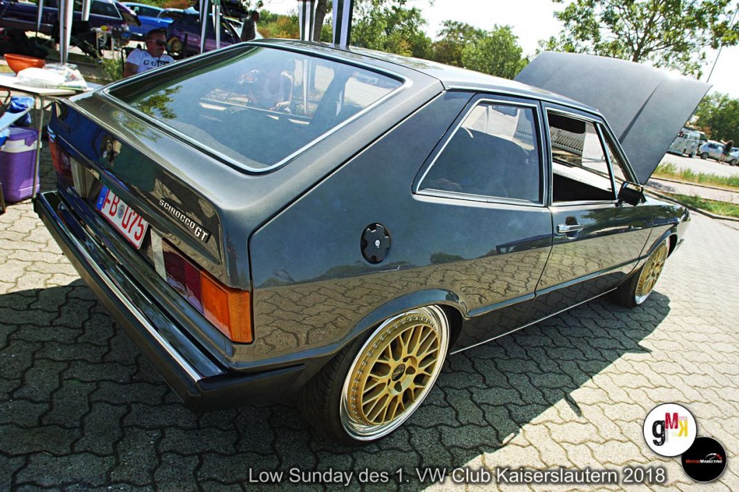 Dunkelblauer VW-Kombi mit goldenen Felgen und offener Heckklappe beim Low Sunday des VW Club Kaiserslautern 2018