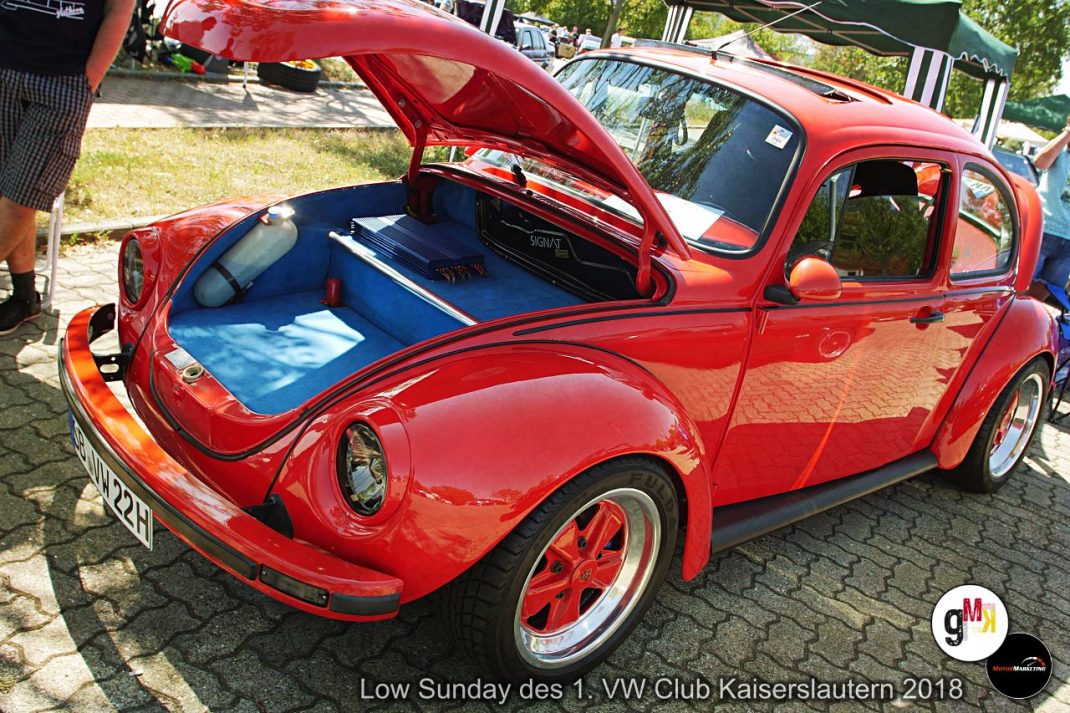 Roter VW Käfer mit geöffneter Motorhaube auf der Low Sunday des 1. VW Club Kaiserslautern 2018
