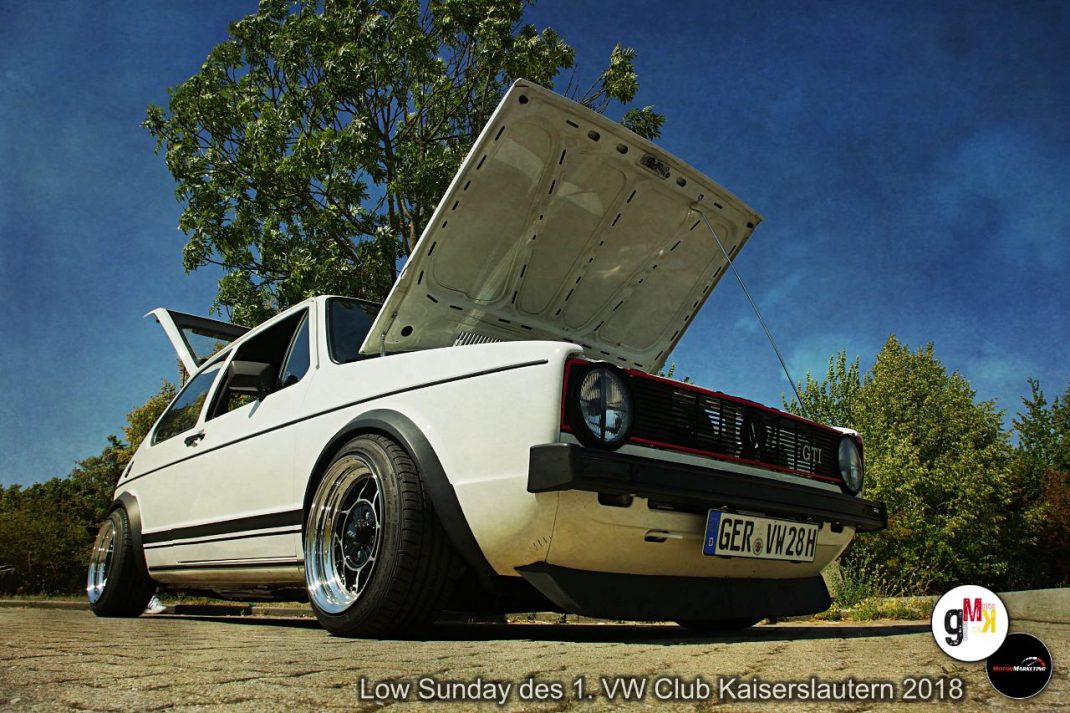 Weiß lackierter VW Golf mit geöffneter Motorhaube und Schmitt-Felgen beim Low Sunday des VW Club Kaiserslautern 2018