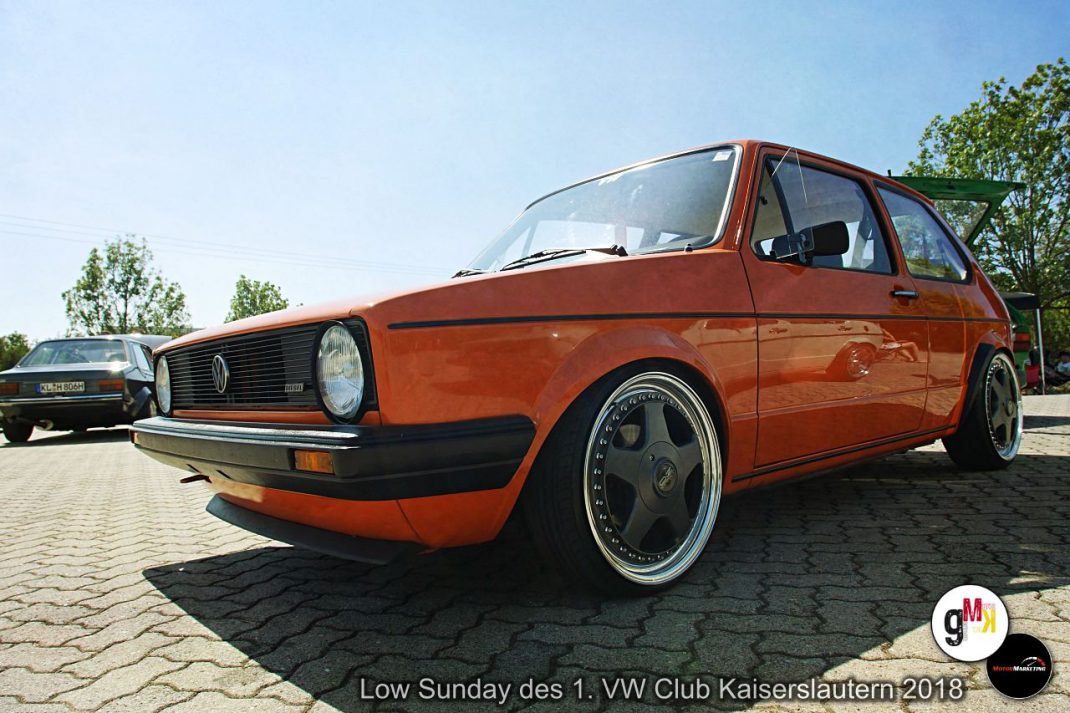 Orangeroter VW Golf Oldtimer mit Sportfelgen und Dachspoiler bei der Low Sunday des 1. VW Club Kaiserslautern 2018