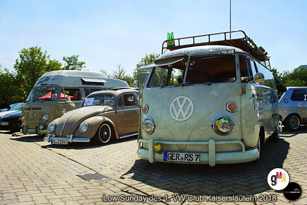 VW Klassiker mit Patina beim Low Sunday des 1. VW Club Kaiserslautern 2018, Käfer und Bulli mit Dachgepäckträger auf Parkplatz