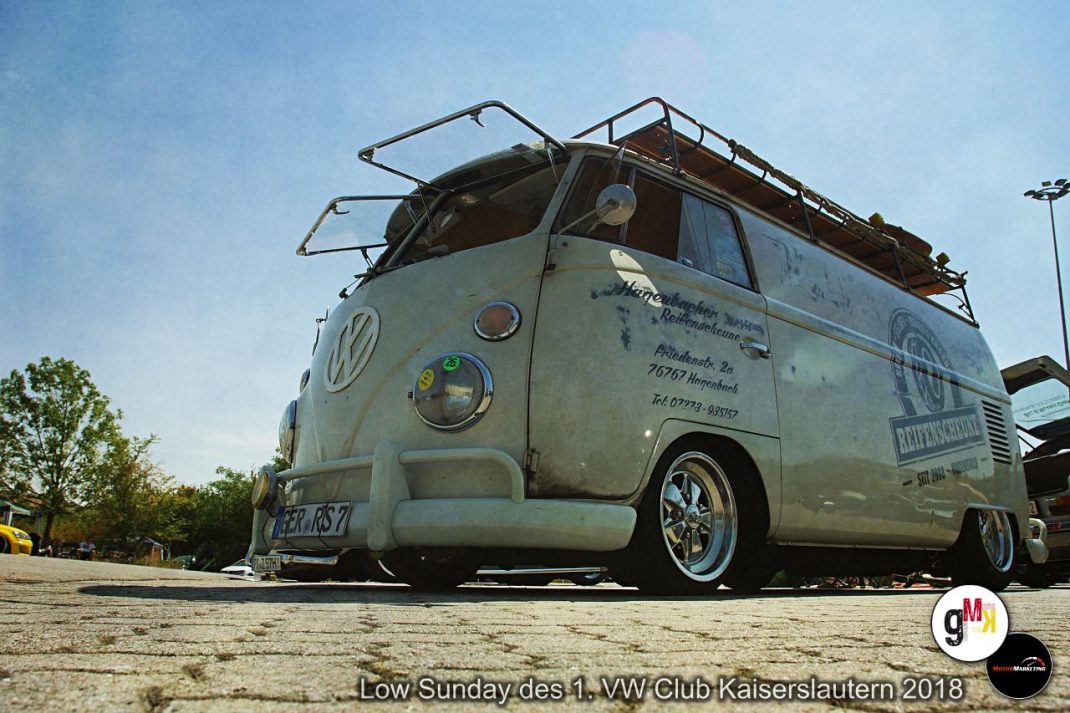 VW Bulli mit Dachgepäckträger und geöffneten Türen beim Low Sunday des VW Club Kaiserslautern 2018