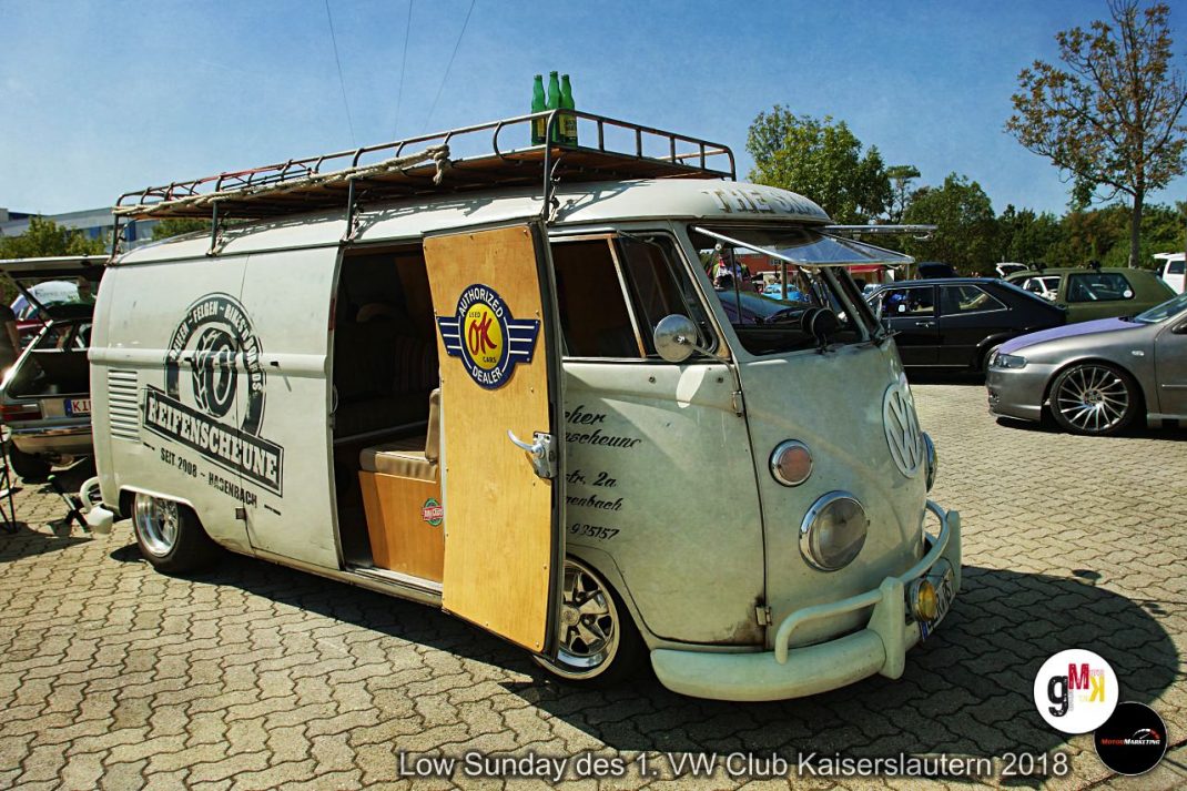 VW Bulli mit Dachträger und Surfboard auf dem Low Sunday des VW Club Kaiserslautern