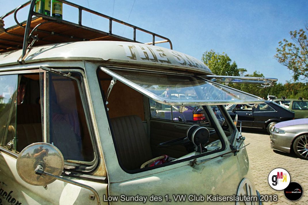 Oldtimer-Kleinbus mit Dachgepäckträger und offener Seitentür beim Low Sunday des VW Club Kaiserslautern, weitere Youngtimer im Hintergrund