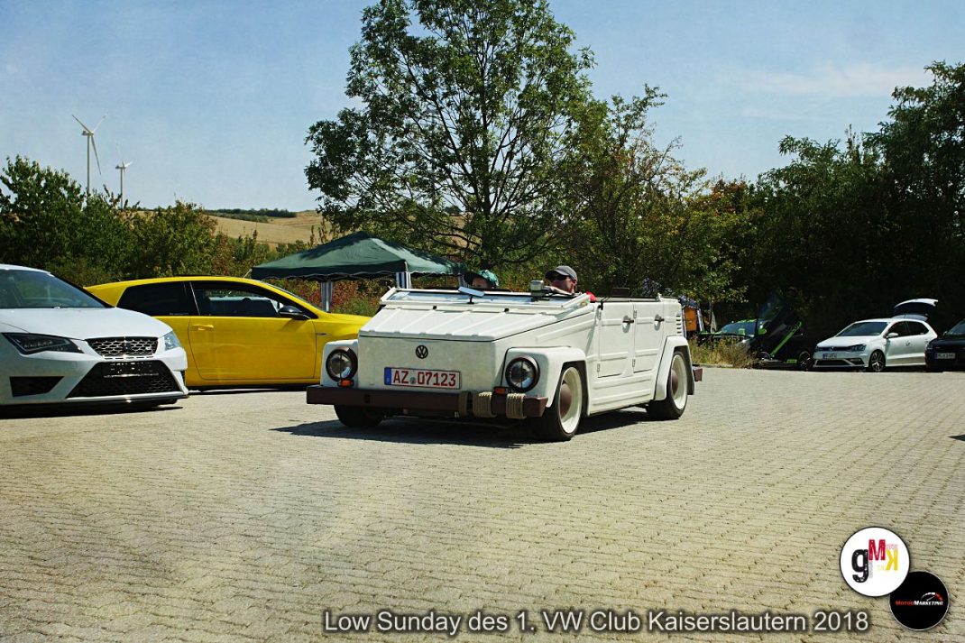 Oldtimer-Cabrio in Weiß und gelber Youngtimer auf Parkplatz beim Low Sunday des VW Club Kaiserslautern