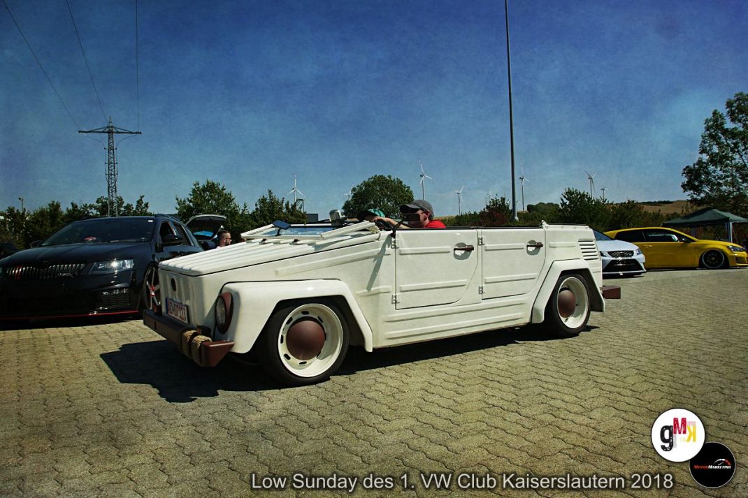 Weißes VW-Cabrio-Oldtimer mit Whitewall-Reifen auf Parkplatz bei der Low Sunday des VW Club Kaiserslautern