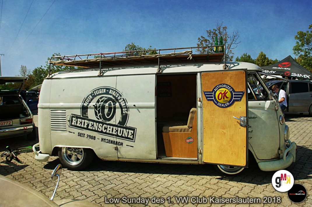 Creme-farbener VW-Bulli mit Dachgepäckträger und gelber Tür beim Low Sunday des VW Club Kaiserslautern 2018