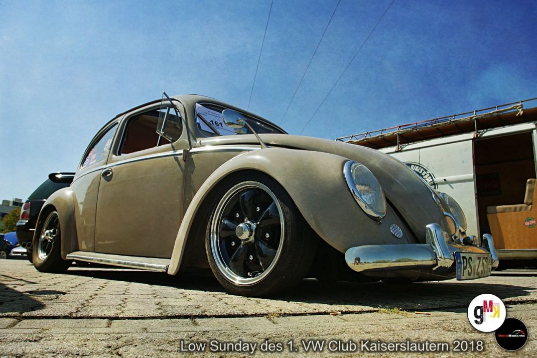 Creme-beiger VW Käfer mit Tieferlegung und Chromrädern beim Low Sunday des VW Club Kaiserslautern 2018