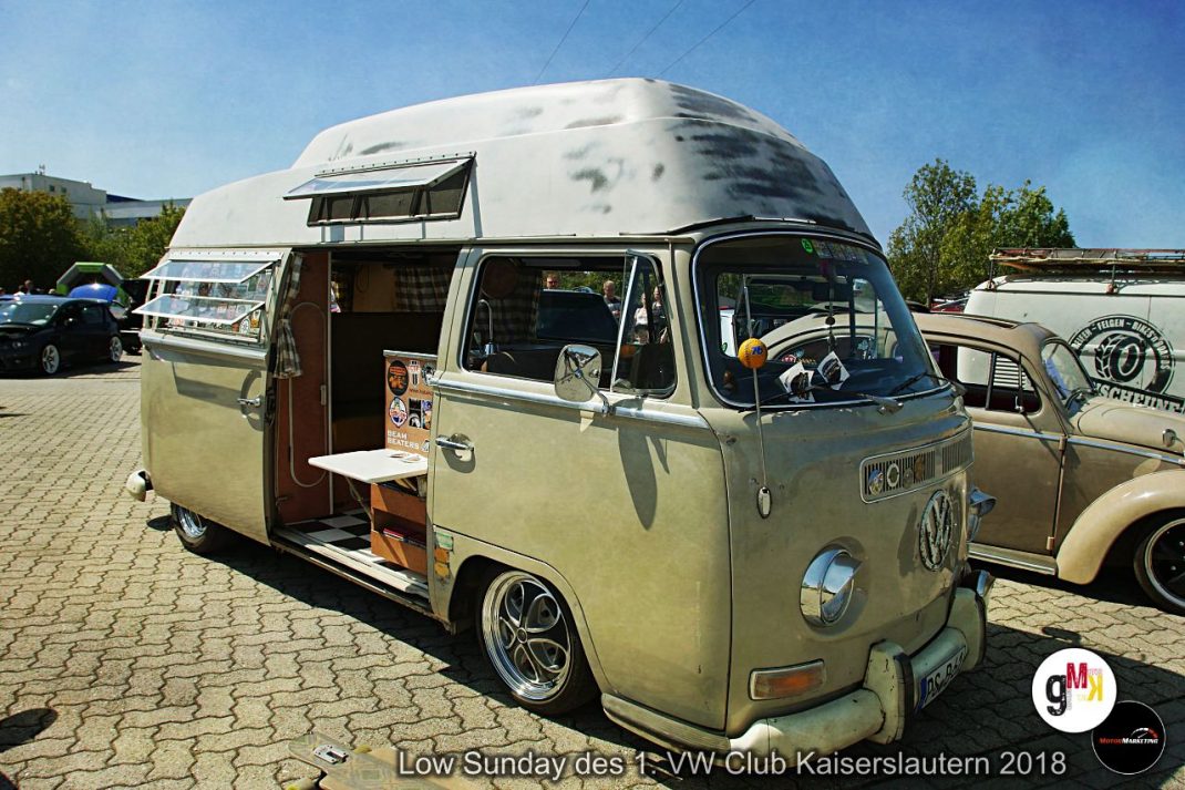 Vintage VW Bus mit ausgefahrener Markise und geöffneter Seitentür auf dem Parkplatz beim Low Sunday des VW-Club Kaiserslautern
