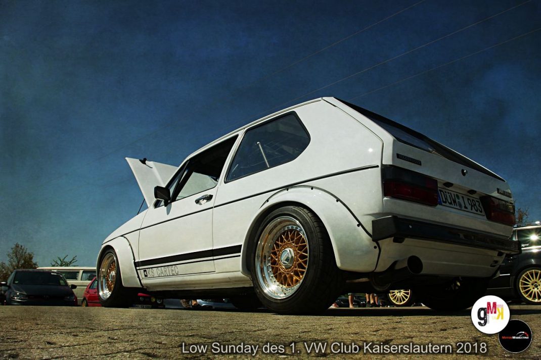 Weißer VW Golf auf Dachzelt-Plattform beim Low Sunday des 1. VW Club Kaiserslautern 2018