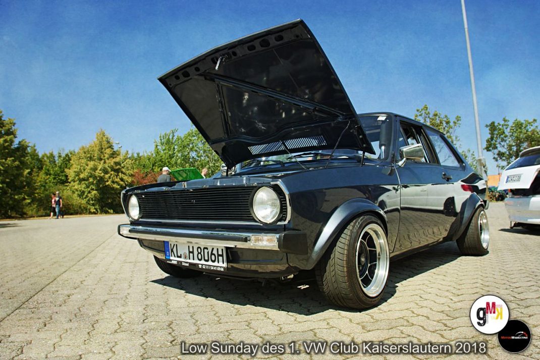 Schwarzer VW-Oldtimer mit geöffneter Motorhaube auf Parkplatz beim Low Sunday des VW Club Kaiserslautern 2018