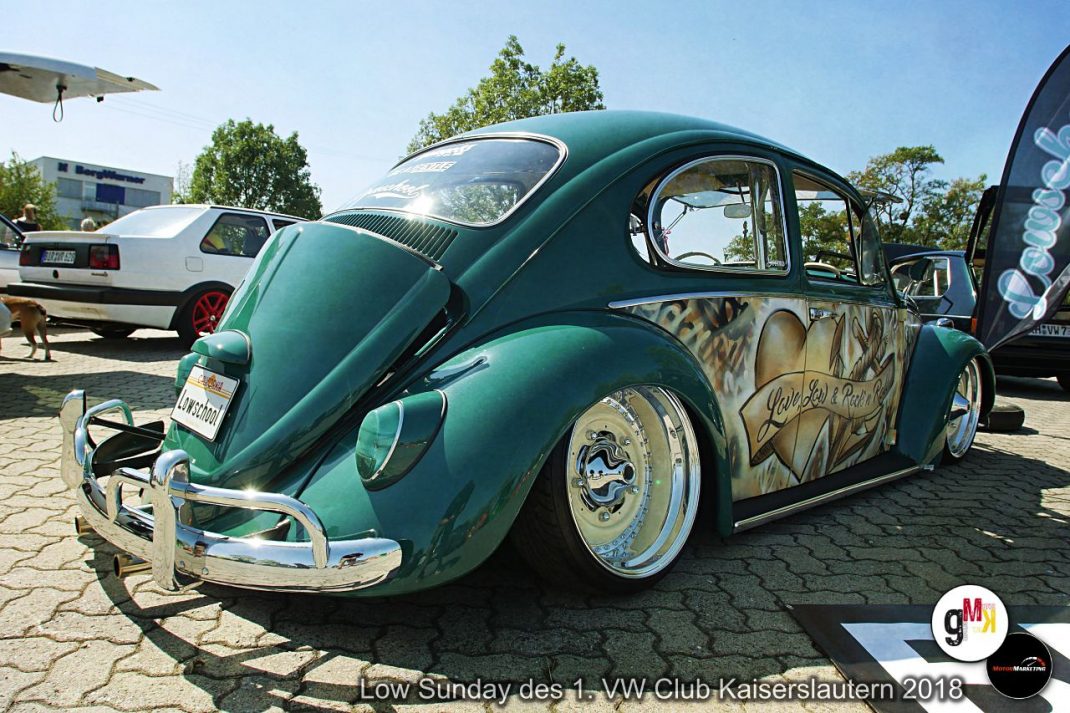 Grün lackierter VW Käfer mit Flammen-Airbrush auf Oldtimer-Treffen des VW Club Kaiserslautern