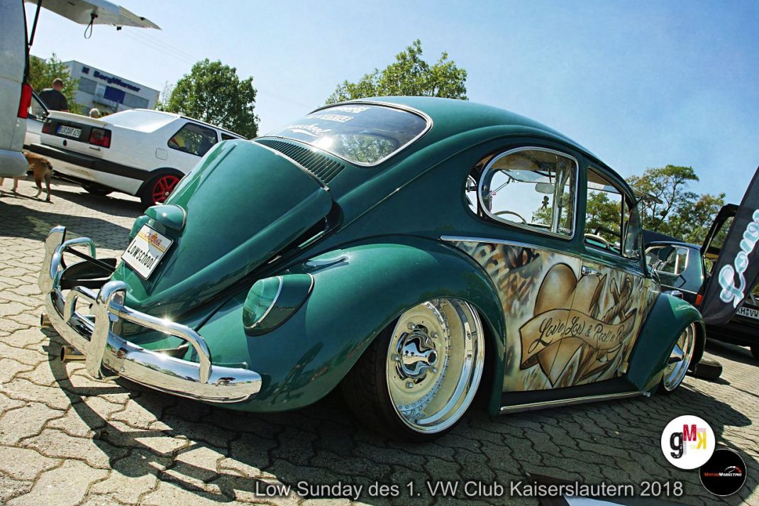 Grüner Oldtimer-Käfer mit Custom-Lackierung auf dem Low Sunday des 1. VW Club Kaiserslautern 2018