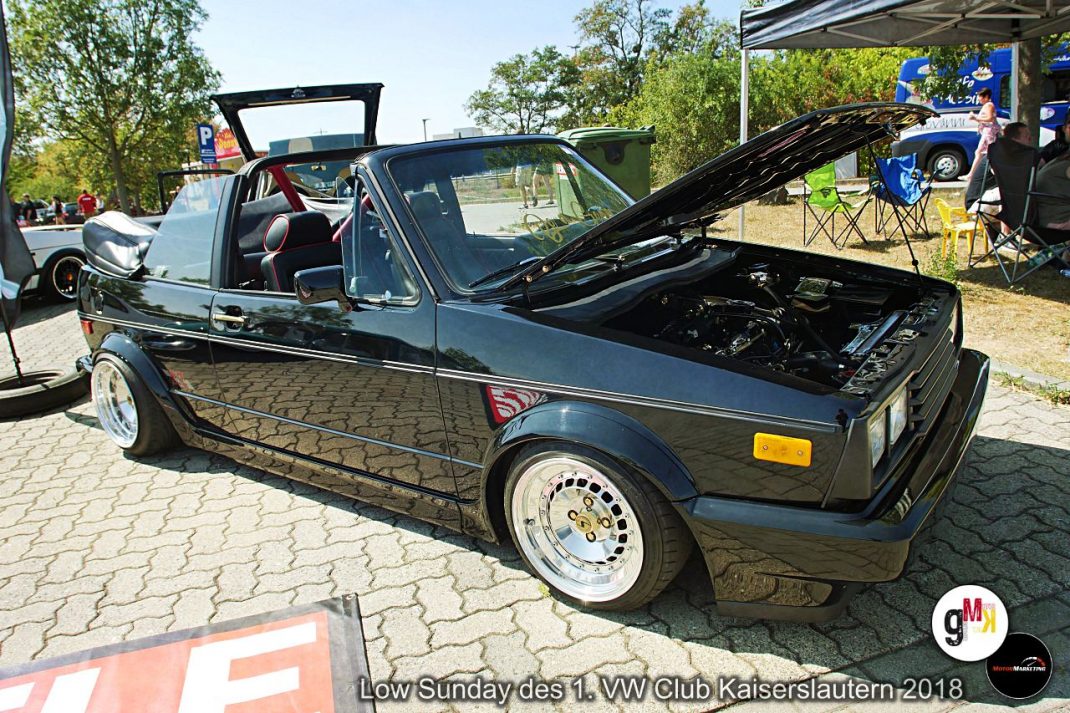 Schwarzer VW Golf Cabrio mit geöffneter Motorhaube auf der Low Sunday des VW Club Kaiserslautern 2018