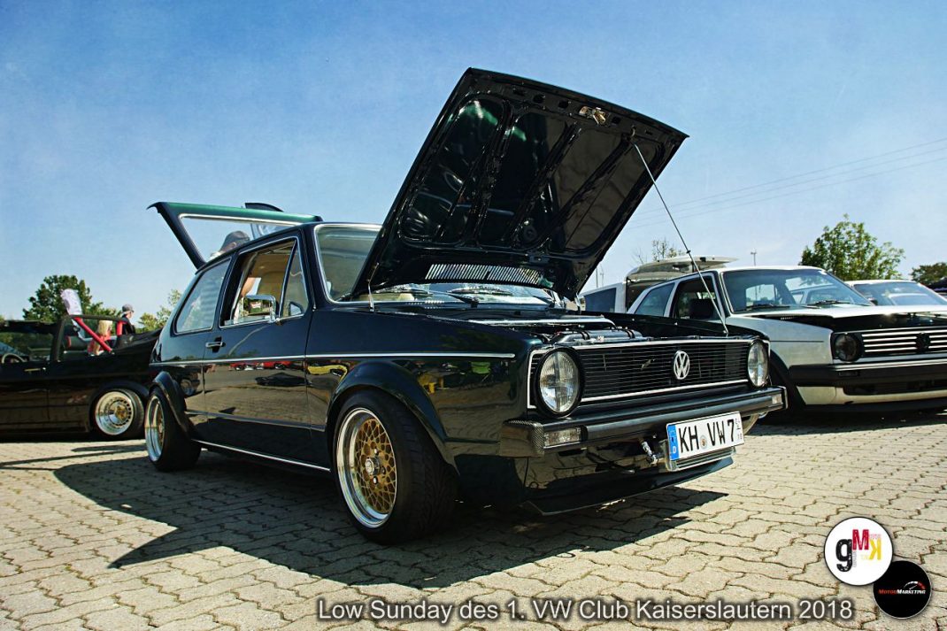 Schwarzer VW Golf mit geöffneter Motorhaube auf Treffen des VW Club Kaiserslautern, daneben weitere Oldtimer auf Parkplatz