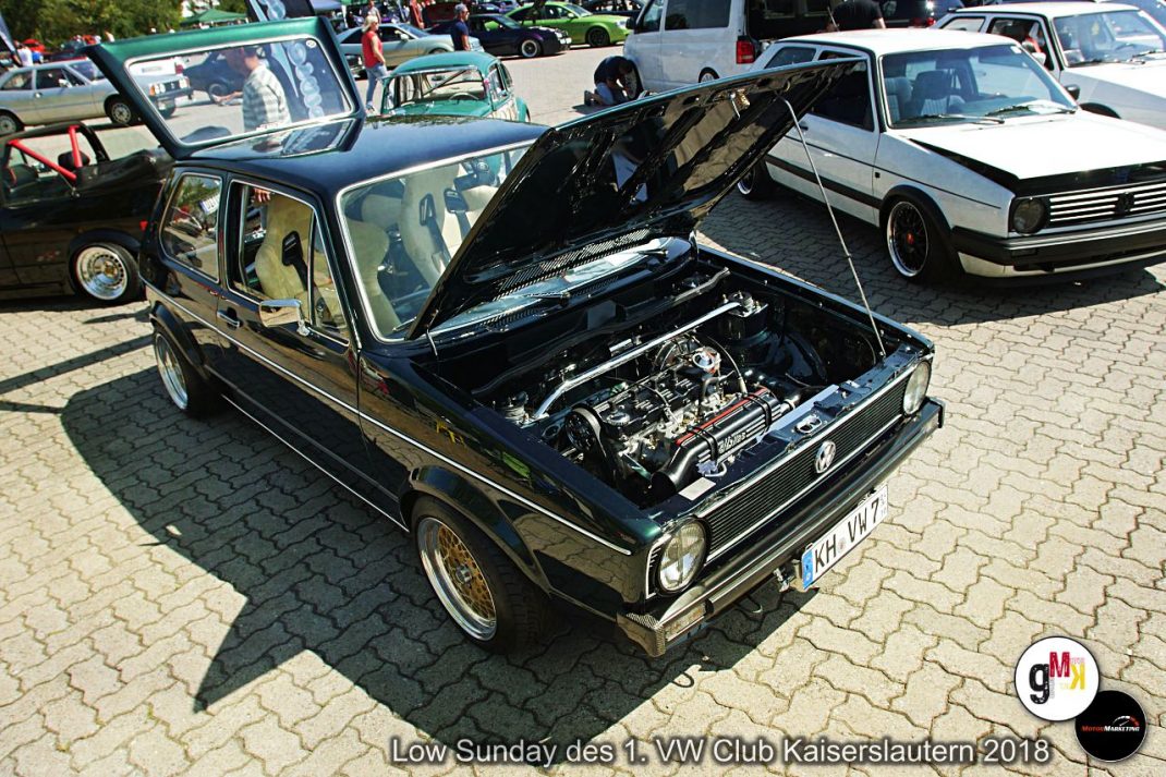 Schwarzer VW Golf mit geöffneter Motorhaube zeigt chromglänzenden Motor auf dem Low Sunday des VW Club Kaiserslautern