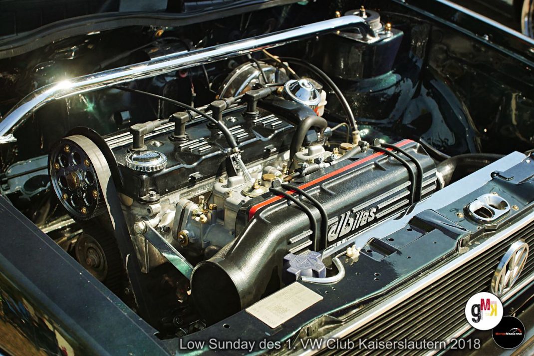 Offener Motorraum eines Oldtimers mit aufgerüstetem Engine und Kompressor beim Low Sunday des VW Club Kaiserslautern 2018