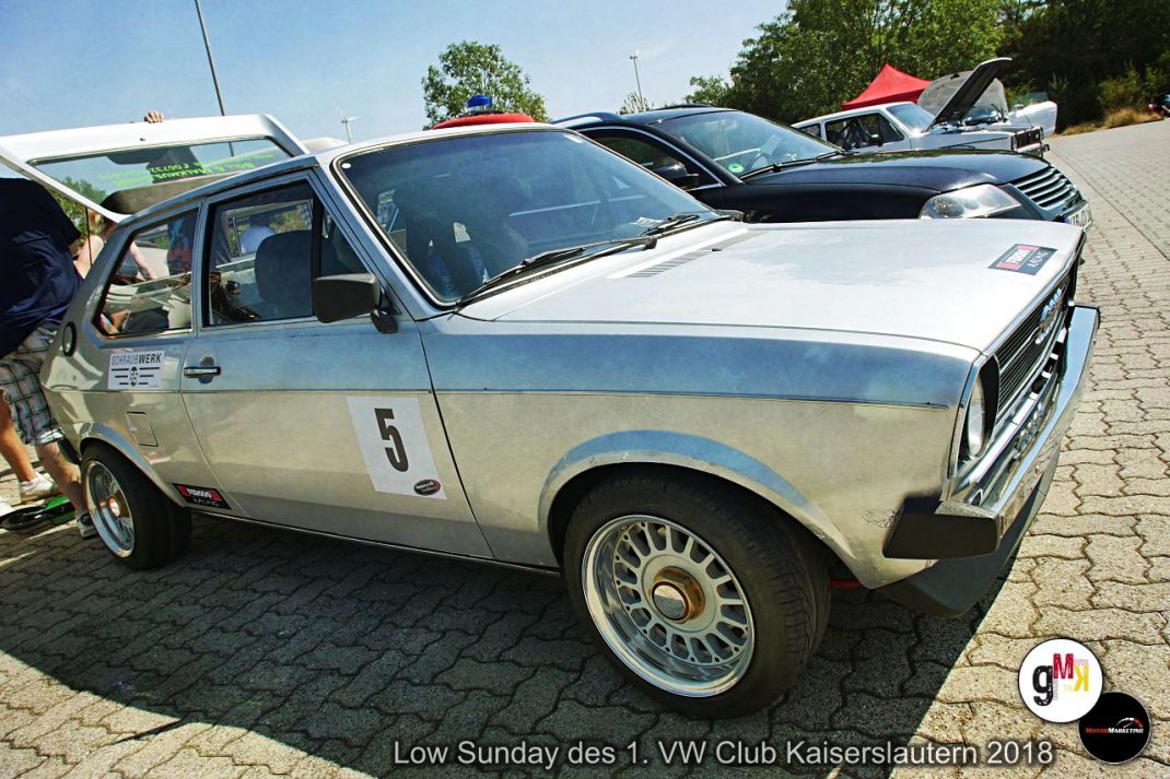 Silberner Oldtimer-Kompaktwagen mit Startnummer 5 beim Low Sunday des 1. VW Club Kaiserslautern 2018