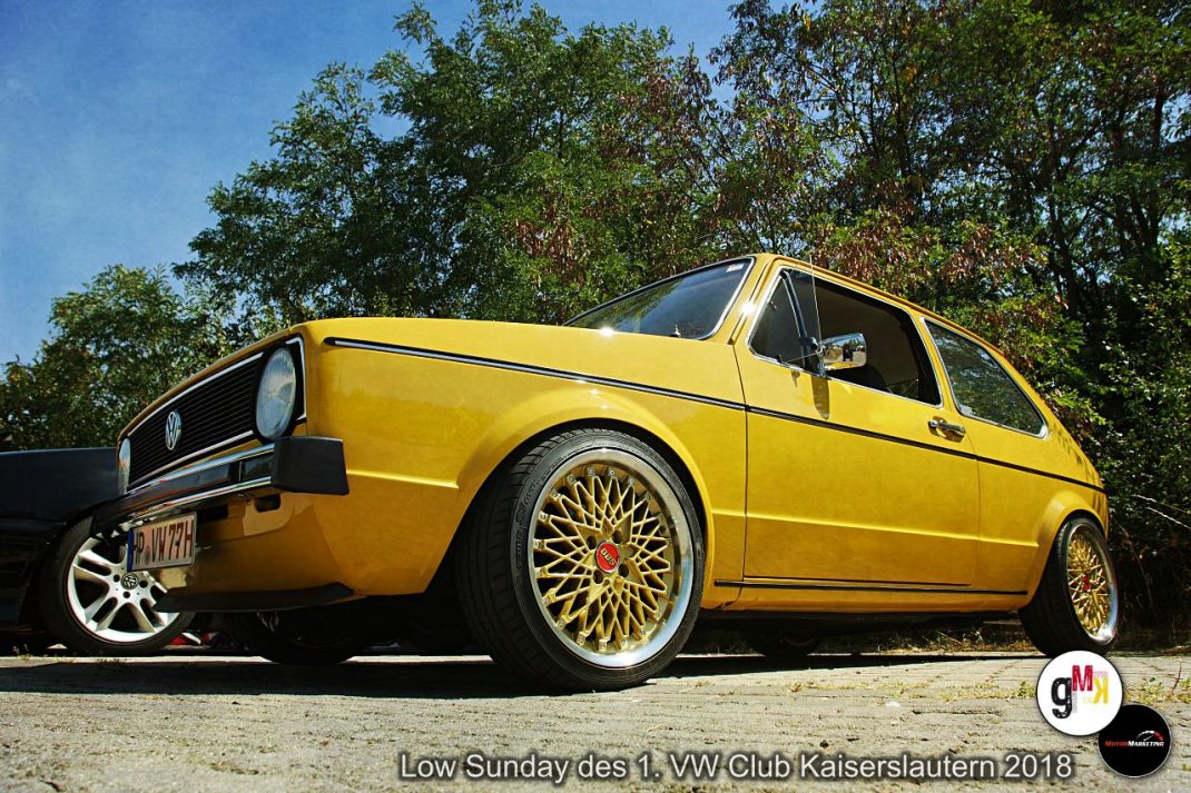 Gelber VW Golf Youngtimer mit goldenen Leichtmetallrädern bei der Low Sunday des VW Club Kaiserslautern 2018