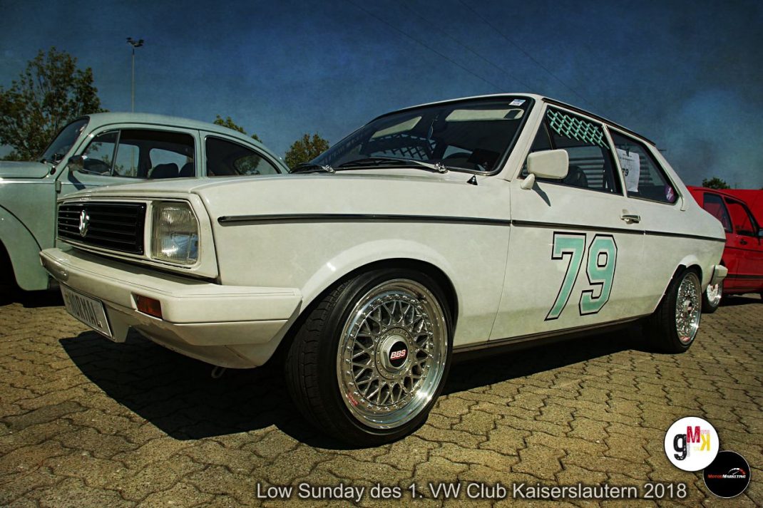 Weißer Oldtimer-Kompaktwagen mit Startnummer 79 auf dem Parkplatz der Low Sunday VW Club Kaiserslautern 2018