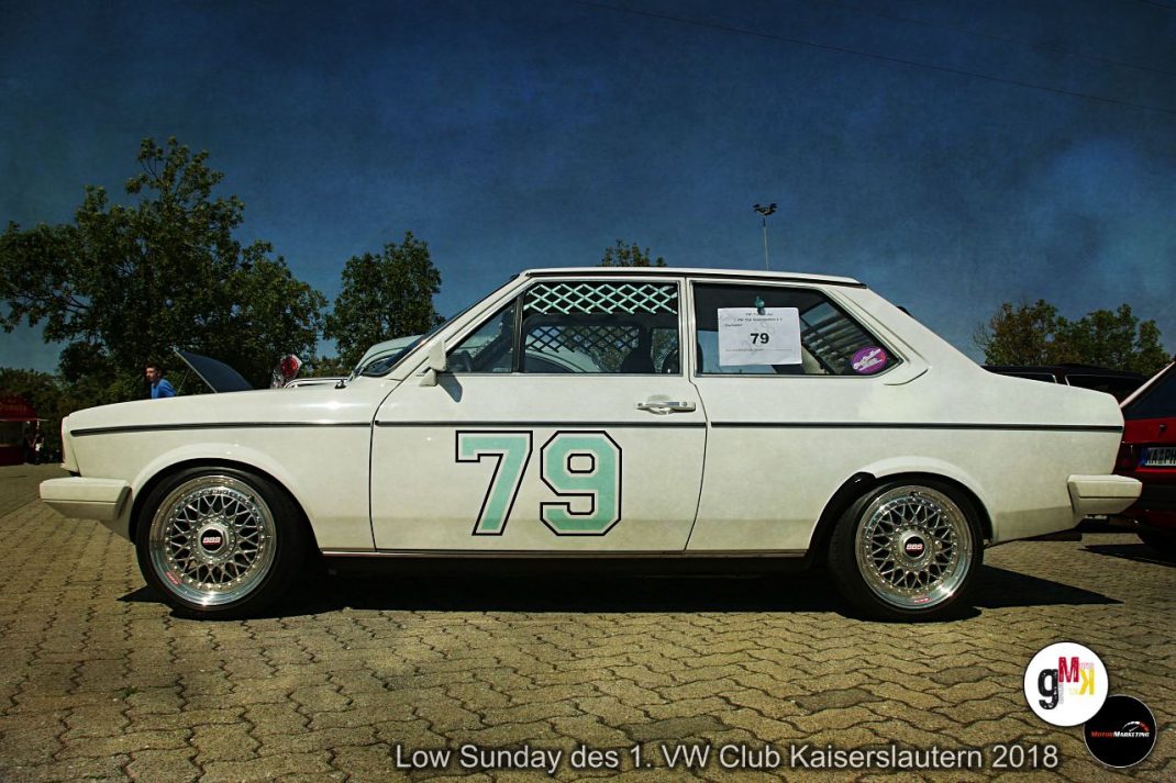 Oldtimer-Limousine mit Startnummer 79 beim Low Sunday des VW Club Kaiserslautern auf Parkplatz mit Kopfsteinpflaster