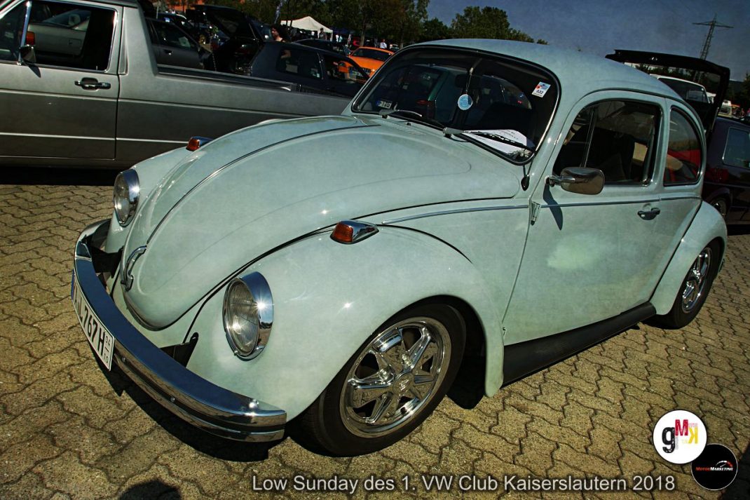 Hellblauer VW Käfer mit Chromfelgen auf Parkplatz beim Low Sunday des 1. VW Club Kaiserslautern 2018