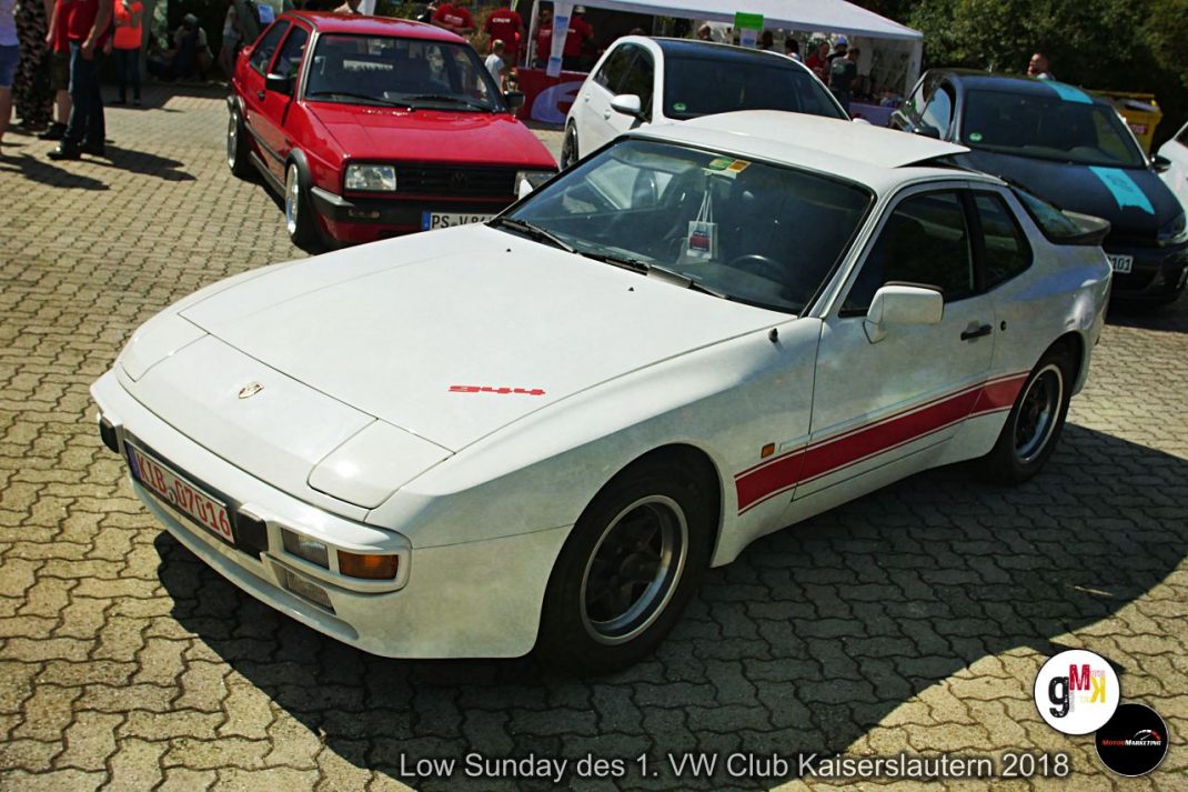 Weißer Porsche 924 mit rotem Streifen auf Parkplatz beim Low Sunday des VW Club Kaiserslautern 2018