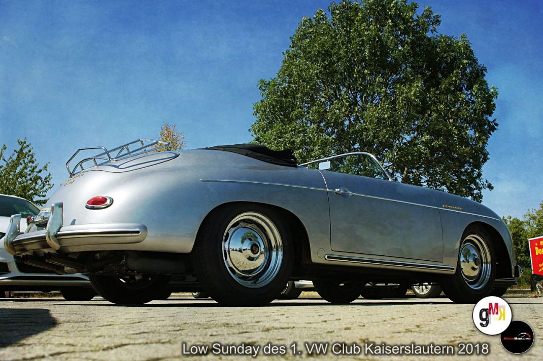 Silbernes Oldtimer-Cabrio mit Röhrengrill und Dachgepäckträger beim Low Sunday des VW Club Kaiserslautern