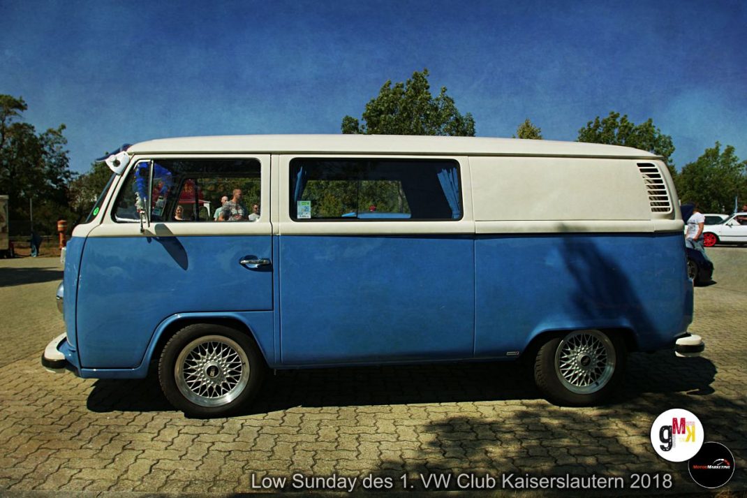 Zweiteiliger Oldtimer-Bulli in Blau-Weiß auf Parkplatz beim Low Sunday des VW Club Kaiserslautern 2018