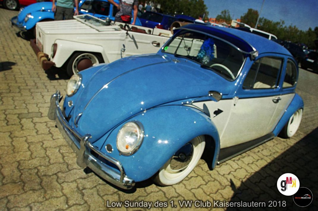 Blau-weißer Oldtimer-Käfer mit Cabrioverdeck auf Parkplatz beim Low Sunday des VW Club Kaiserslautern 2018