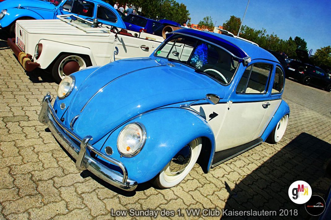 Blauweißer VW Käfer und weiterer Oldtimer-Käfer auf Parkplatz beim Low Sunday des 1. VW Club Kaiserslautern 2018