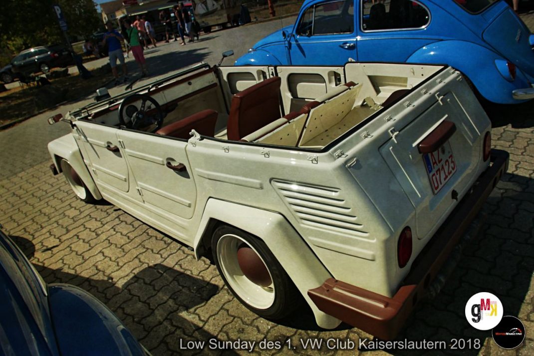 Weißes Oldtimer-Cabriolet mit offenem Verdeck und braunem Interieur auf Pflasterplatz beim Low Sunday des VW Club Kaiserslautern