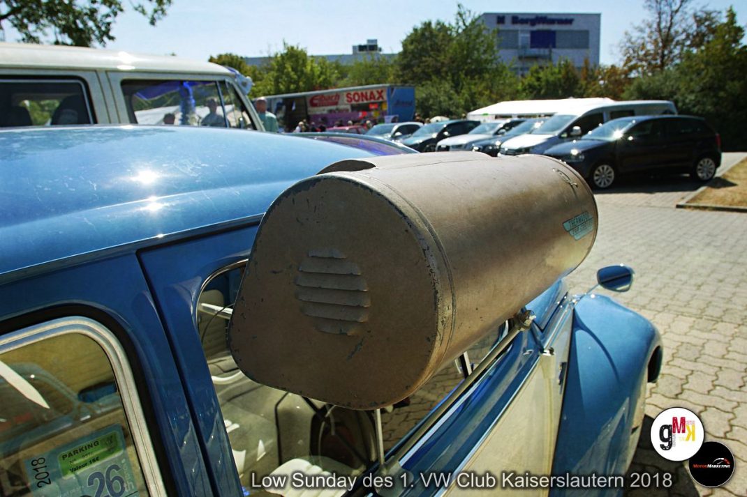 Blauer VW Oldtimer-Cabrio mit charakteristischem Benzintank auf der Ladefläche beim Low Sunday des 1. VW Club Kaiserslautern 2018