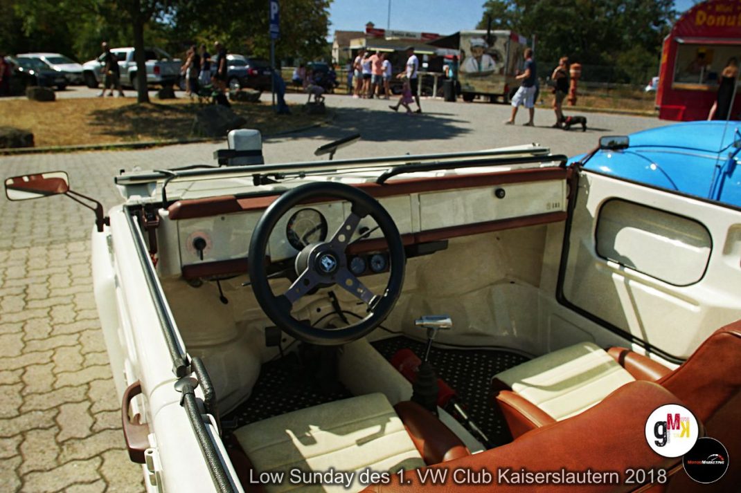 Offener Oldtimer-Volkswagen mit Blick ins Cockpit auf dem Low Sunday des VW Club Kaiserslautern, Teilnehmer im Hintergrund